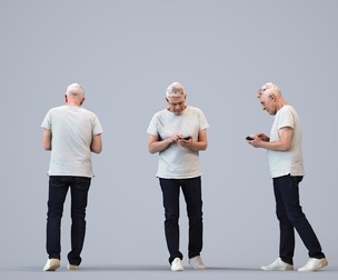 00428_Enzo016 Senior Caucasian man walking outdoors with smartphone in casual summer attire