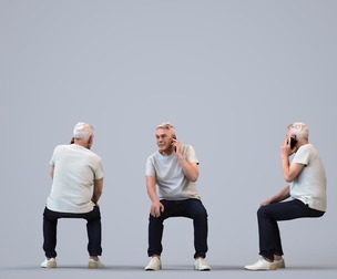 00428_Enzo014 Senior Caucasian man calling with smartphone in casual summer attire