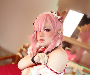 Yae Miko maid cosplay