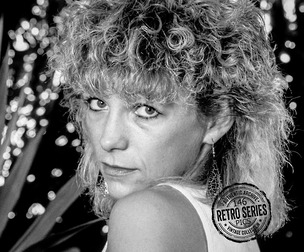 PRC511B - Woman with curly hair and jeans shorts
