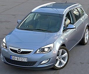 Opel Astra Sports Tourer 2011