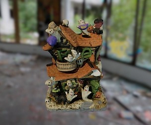0002-02_HauntedHouse
